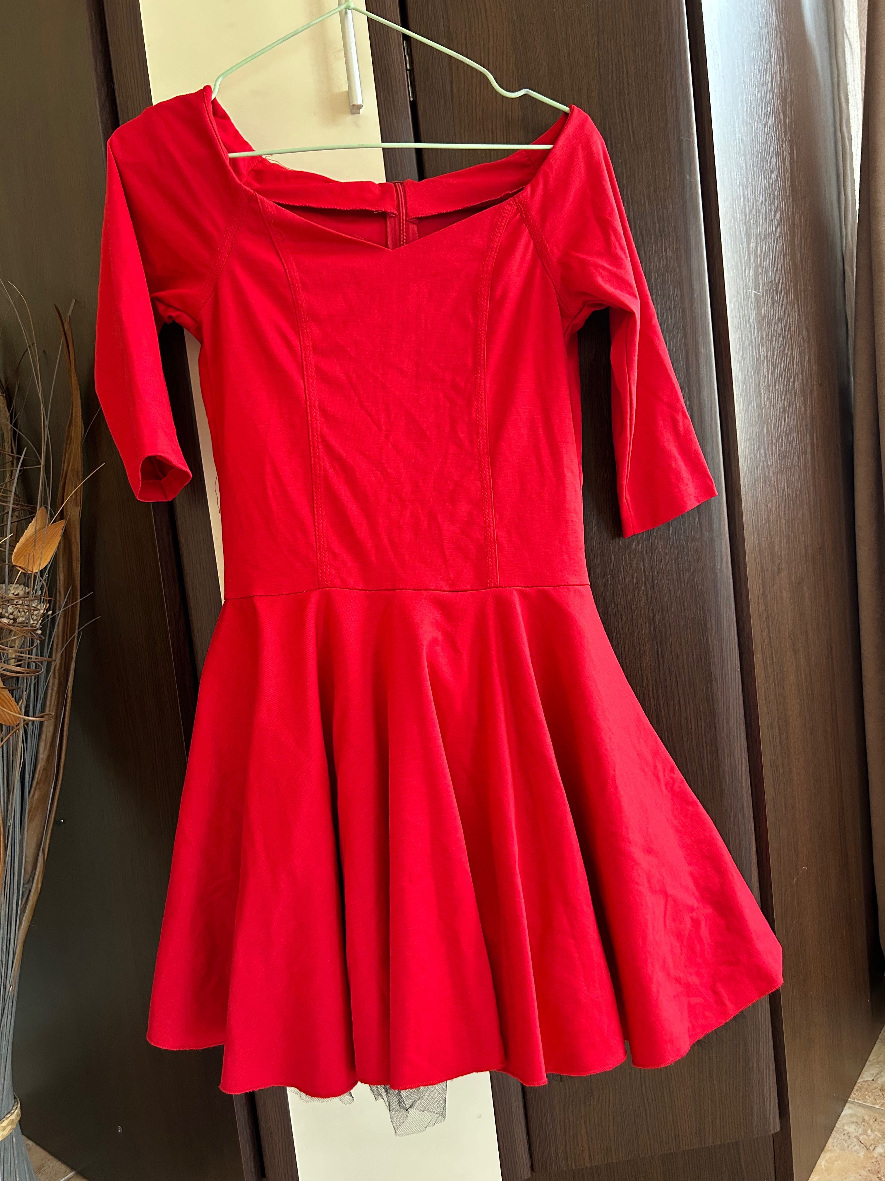 Червена парти рокля