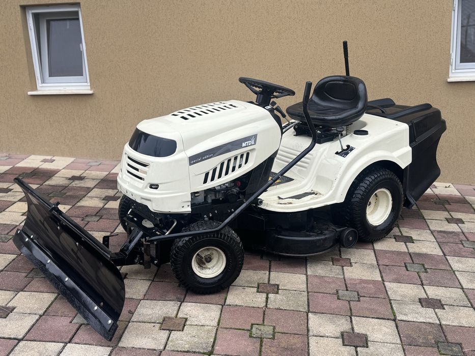 Tractoras tuns iarba gazon lama