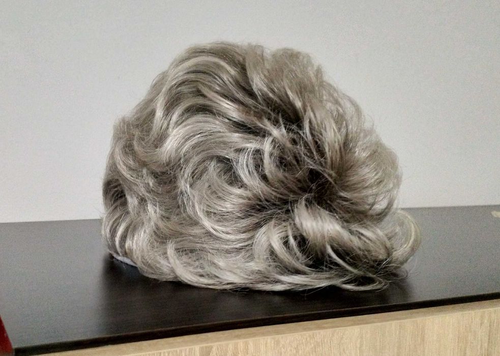 Vand peruca si recuzita carnaval