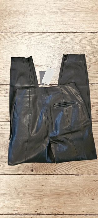 Pantaloni piele ecologica Mango