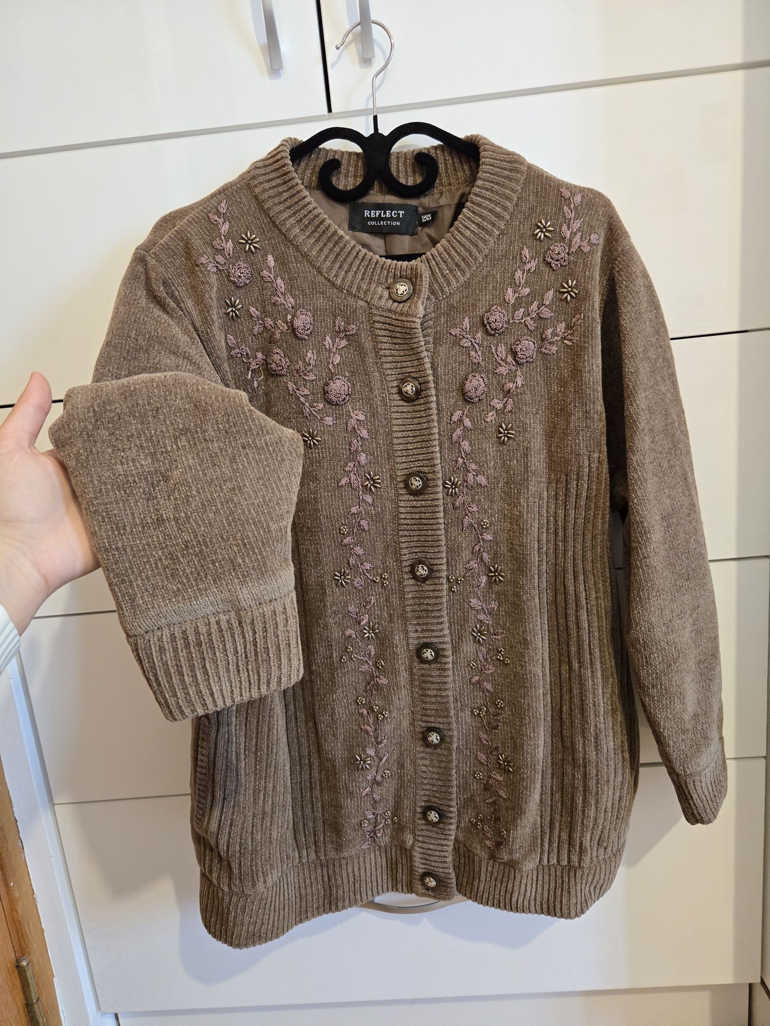 Pulover tricotat cu broderie manuala