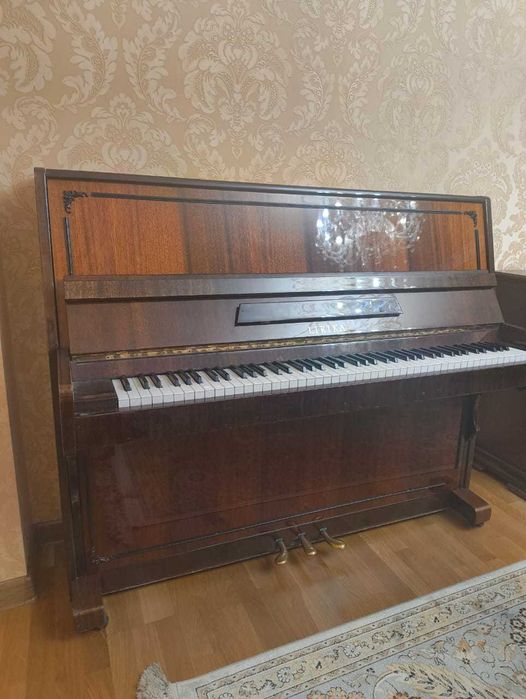 Пианино Lirika б/у