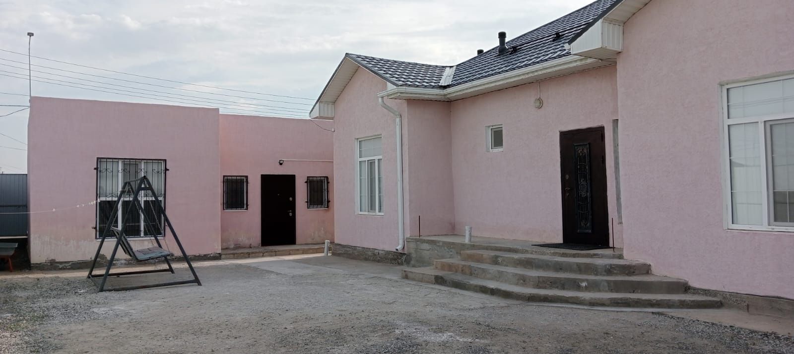 Продаются 2 дома в одном дворе.
