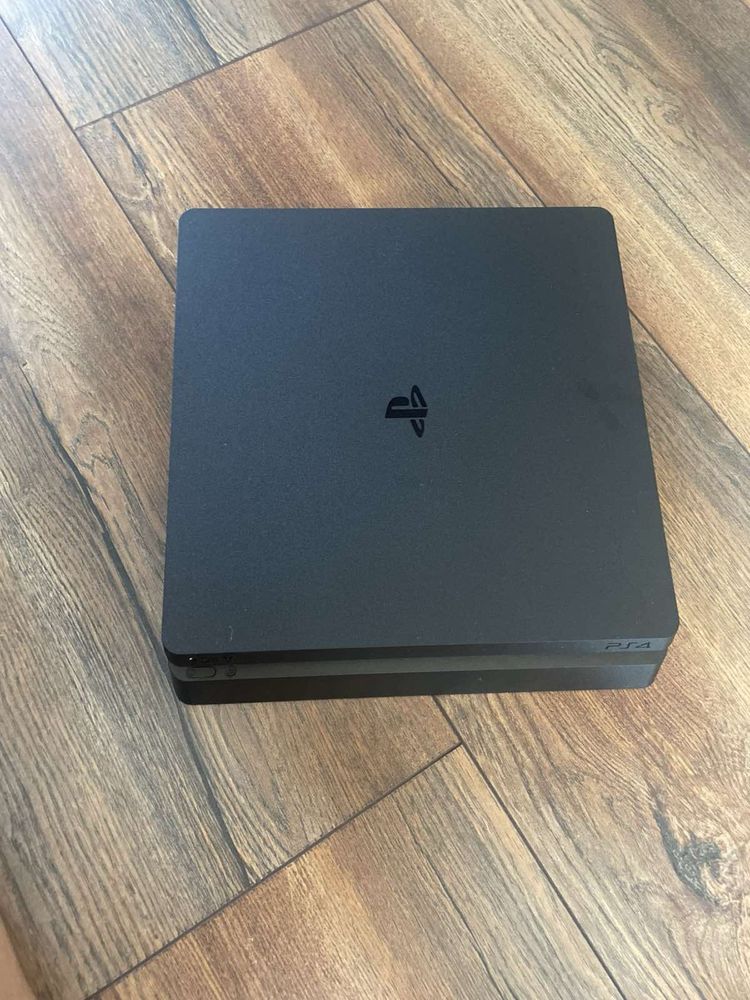 Ps4 slim с включени 8 игри