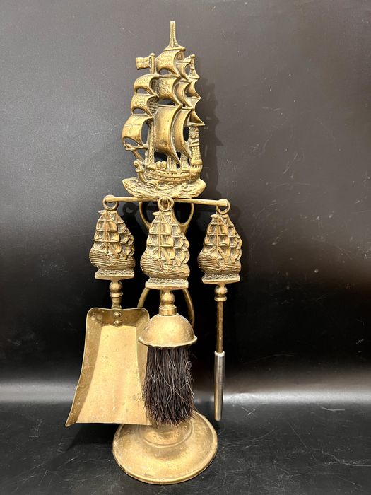 Set pentru curatat semineul decorat cu tematica marinareasca.