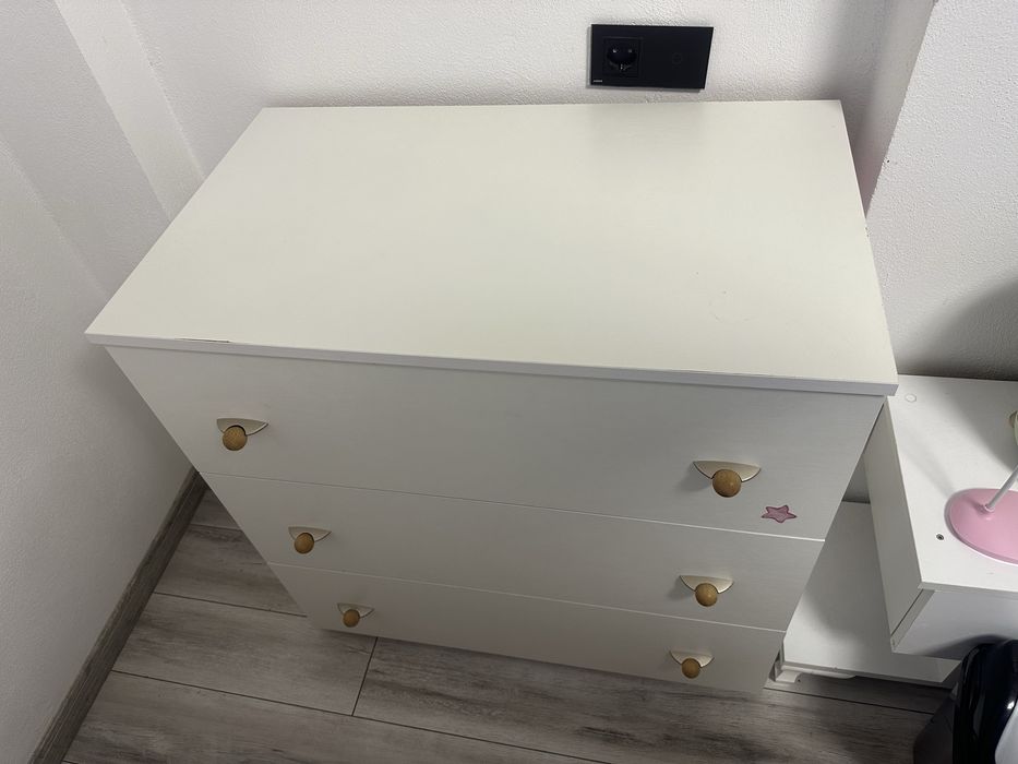 Vând comodă cu masă de înfășat incorporată