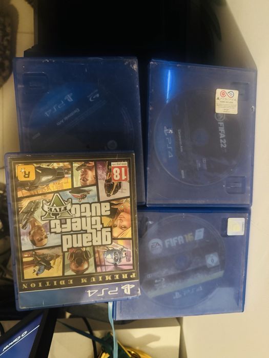 PS4 Fat cu sigilii 2 controller originale V2 isi face treaba inca