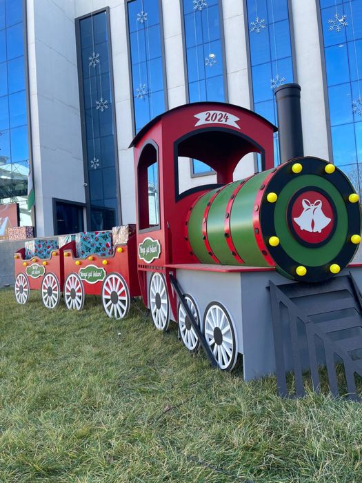 Новогоднее оформление поезд с подарками декор