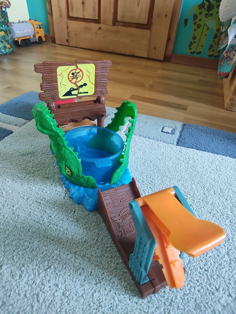 Писта Hot wheels monster trucks и крокодил