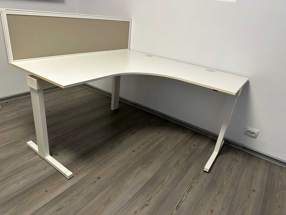 birou premium 140x140cm marca Techo cadru aluminiu blat pal alb
