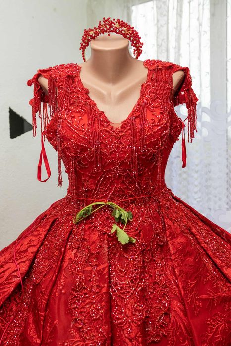 Годежна рокля със корона