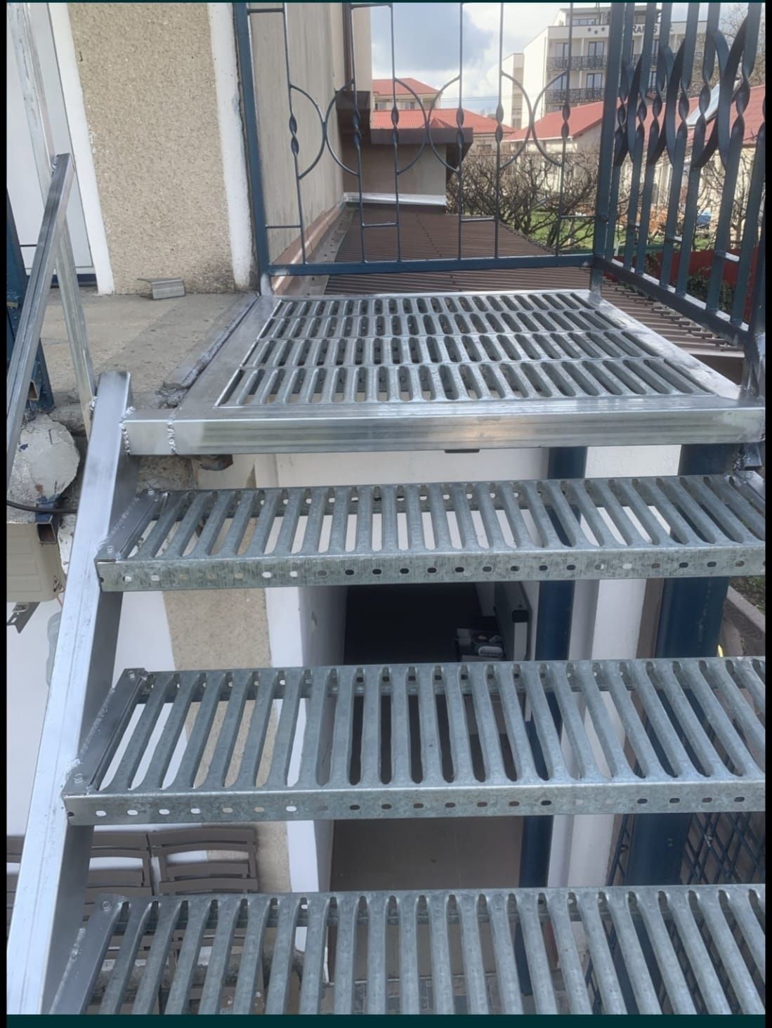 Confectionam scarii metalice zincate exterioare și pentru incendii , p
