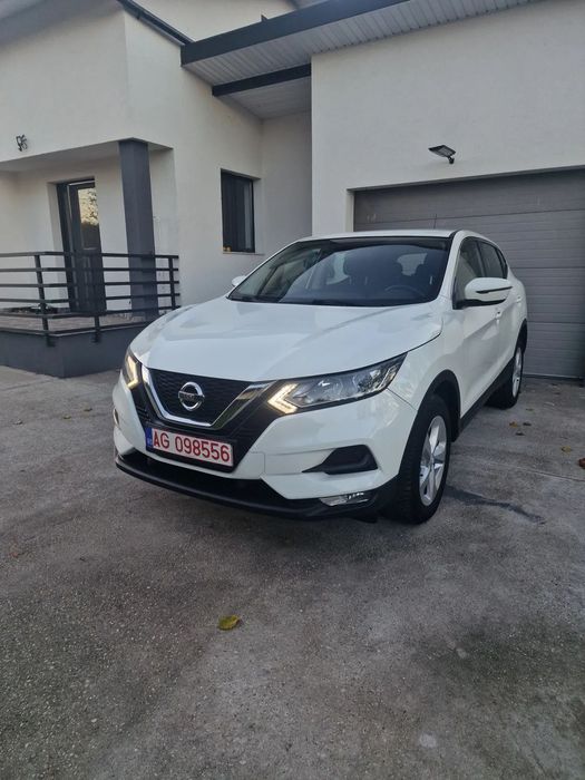 Nissan Qashqai Nissan Qashqai 1.5 diesel / 115 cai / fara daune / car vertical