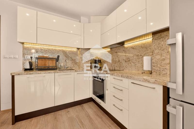 Тристаен, ексклузивен, стилно обзаведен и газифициран апартамент за пр