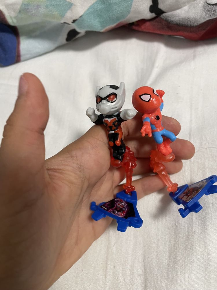 Продавам играчки от киндер поредицата на marvel 2025