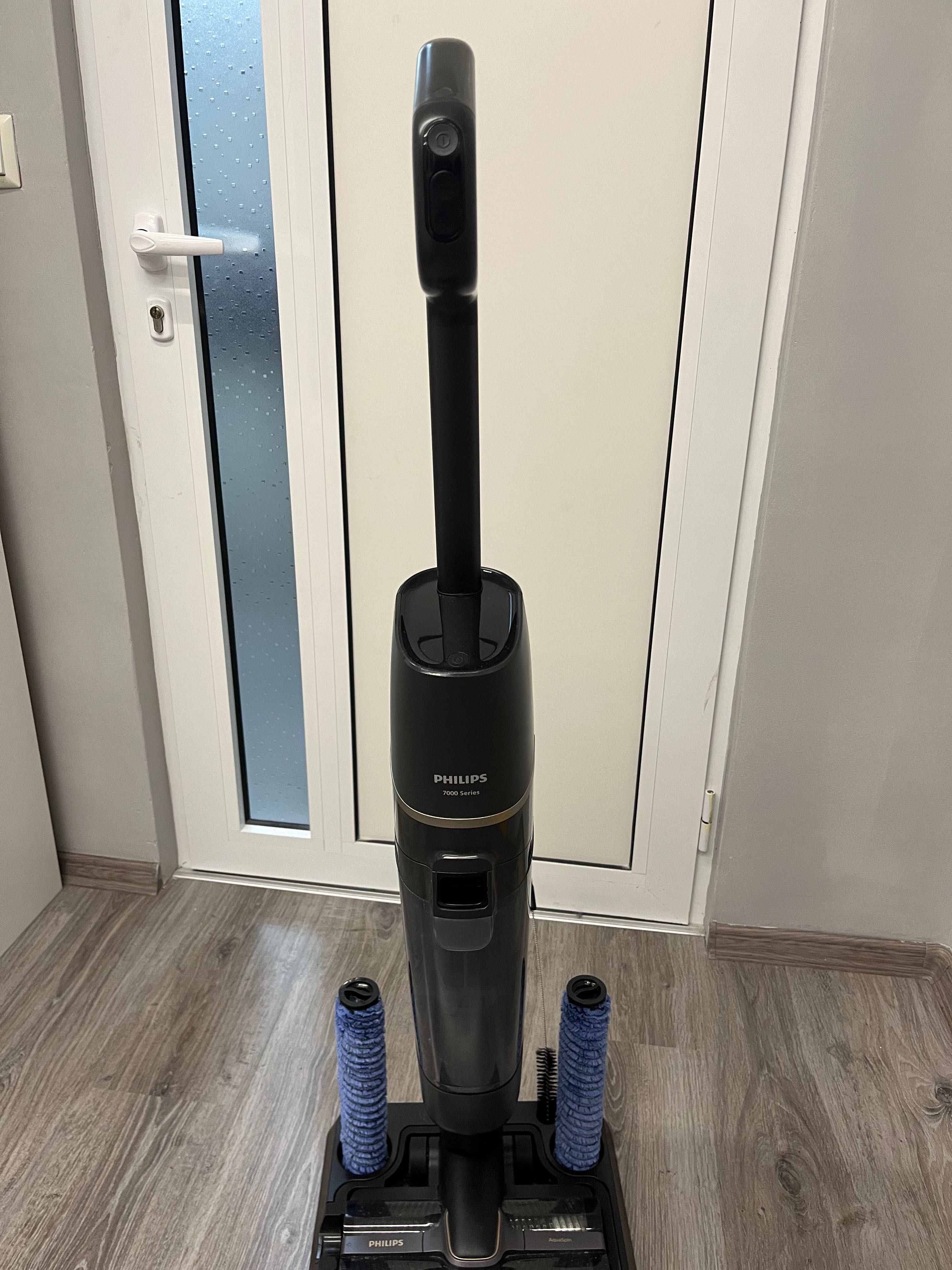 Вертикална прахосмукачка Philips AQUATRIO CORDLESS CHARCO XW7110/01