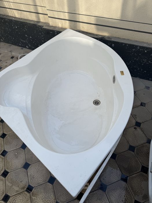 уголньй ванна  120х120