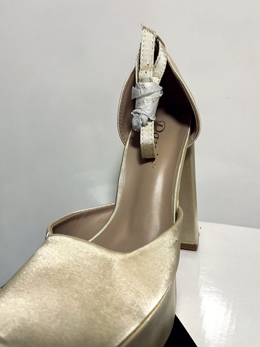 стилни дамски обувки на висока платформа в цвят шампанско/златисто