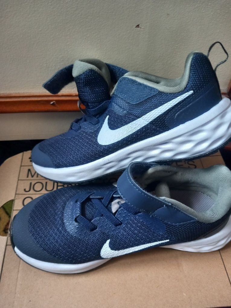 Adidași Nike 29.5   Noi