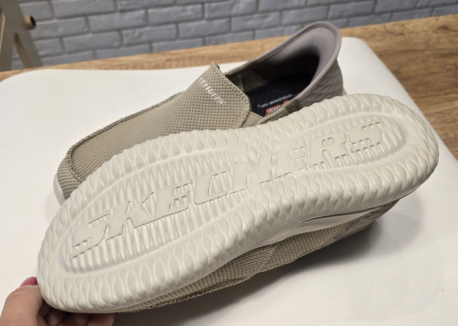 Нови обувки Skechers Slip-ins, светло бежови/сиви, размер 43