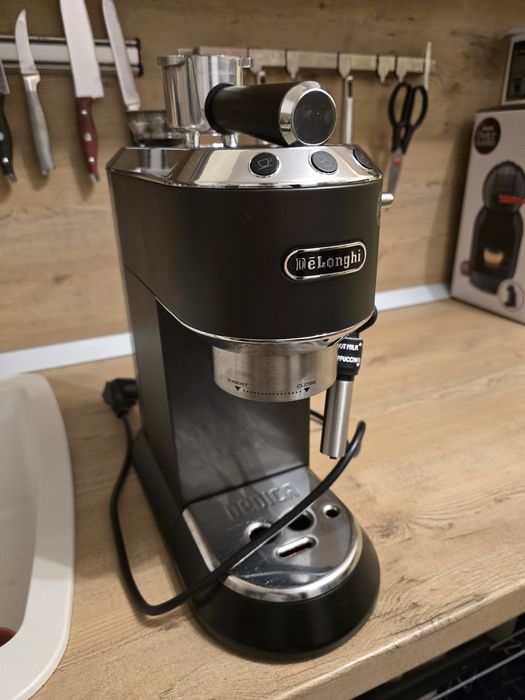Кафемашина Delonghi Dedica EC685R