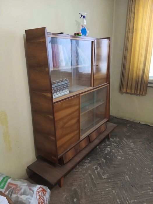 Продавам дървена витрина