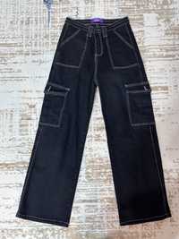 Черные сводобные джинсы