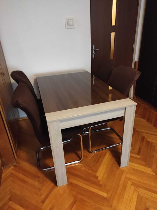 Masa de bucatarie cu 4 scaune