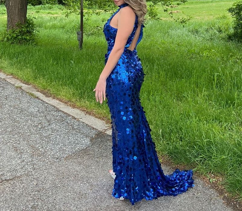 Синя дълга рокля