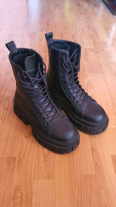 Negociabil! BERSHKA Ghete Goth