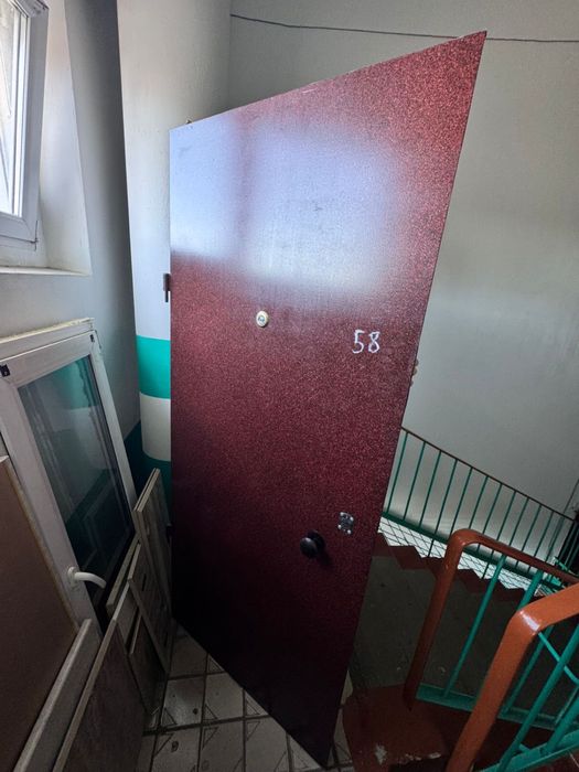 Продам входную дверьразмер 2.05/0.85