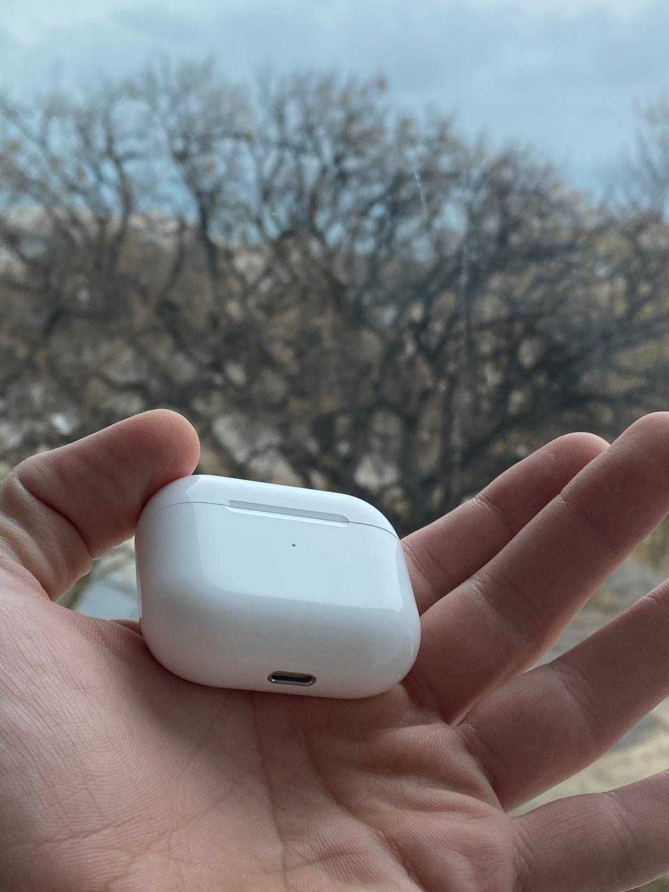 Продавам слушалки AirPods 3, в много добро състояние.