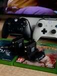 Vand XBOX One S 1 TB cu statie de incarcare , 2 manete si 4 jocuri