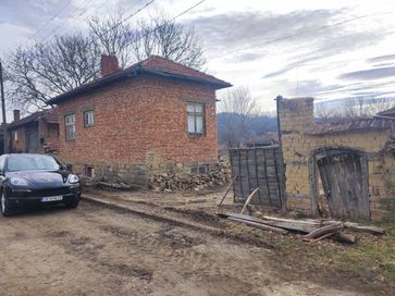 Продава къща с голям двор в центъра село Богатово