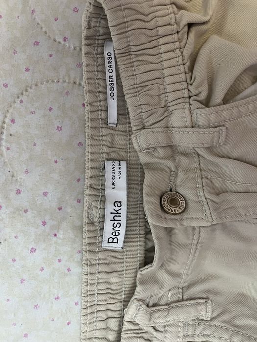 Cargo панталон от Bershka