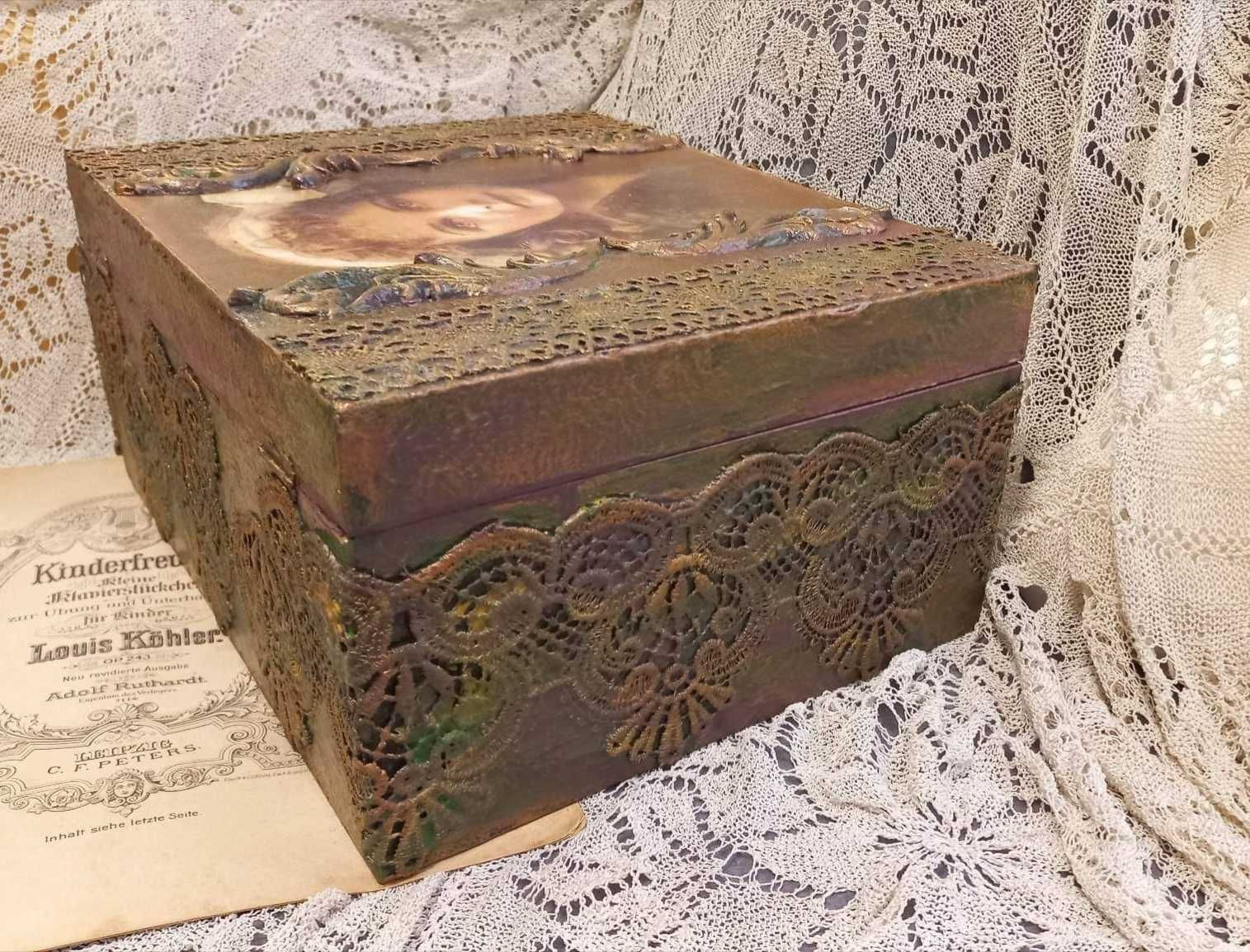 Декорирана дървена кутия