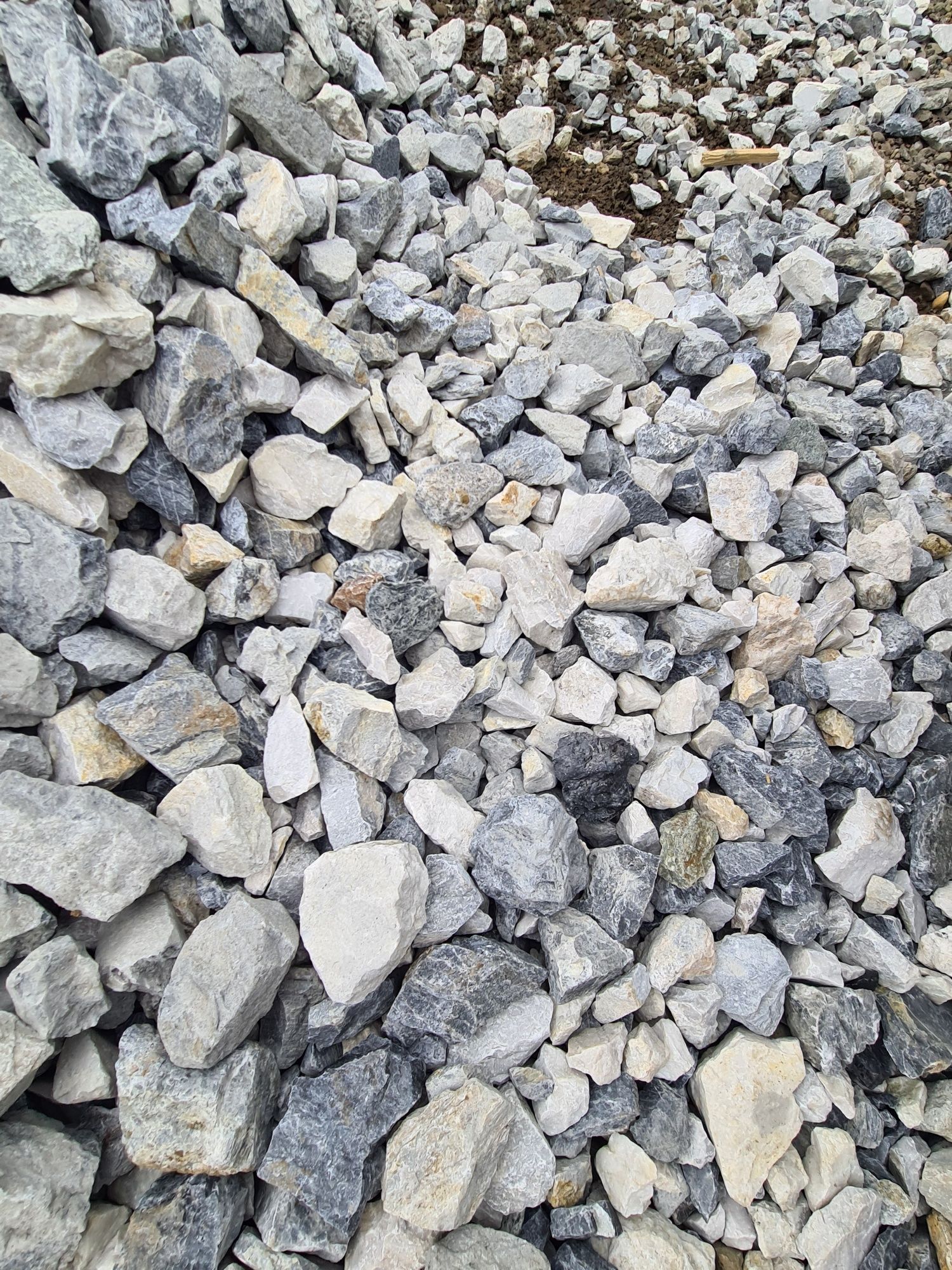 Balast, nisip, sorturi, piatra concasata, pământ nergru/galben, picon