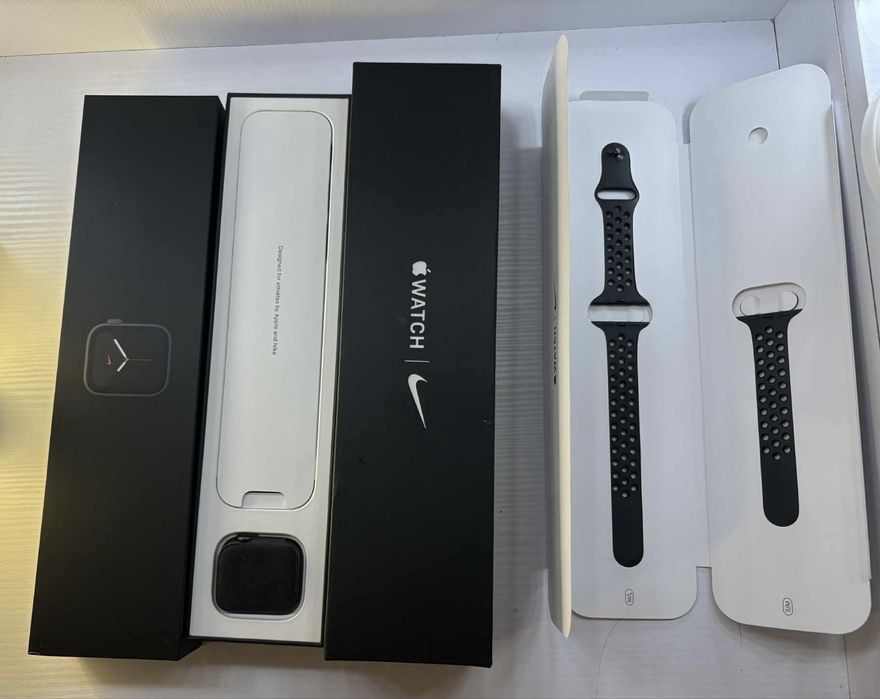 Apple Watch Series 5, Nike Edition, 40mm