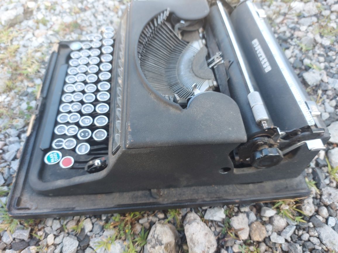 Vând o mașină de scris clasică Olivetti Stidio 42