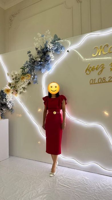 Красное классическое платье