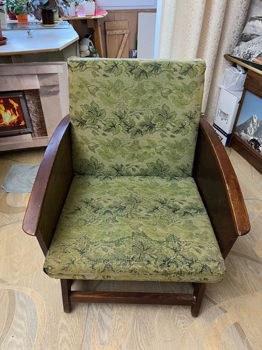 Старое кресло диван в хорошем состоянии