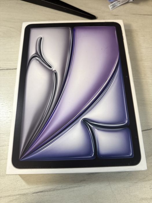 Ipad Air 11-inch M3 Wi-fi Noua cu doar 5 cicluri incarcate