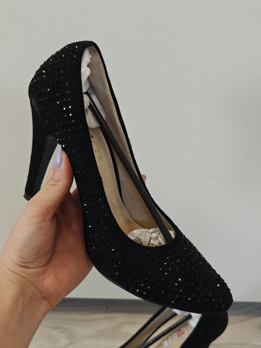 Pantofi cu toc și pietricele