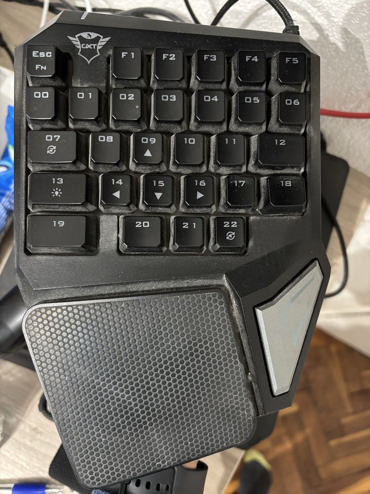 Геймърска кловиатура trust assa gxt 888