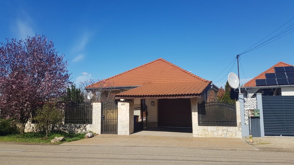 Vond Casa cu 4Camera cu Garaj Complet Mobilat-Utilat  in SANTION