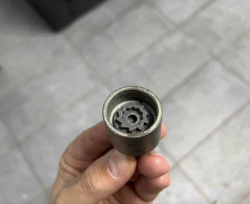 Prezoane antifurt roţi + cheie (compatibile VW Passat B8)