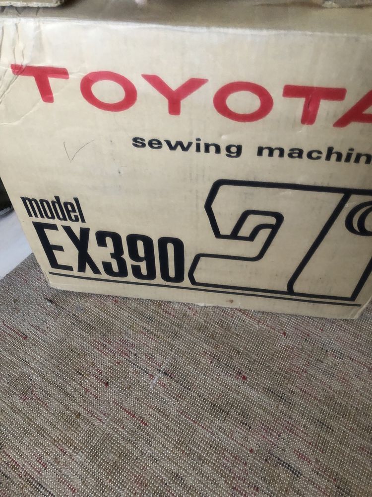 Продам швейную машинку Toyota, нету шнура и педали .