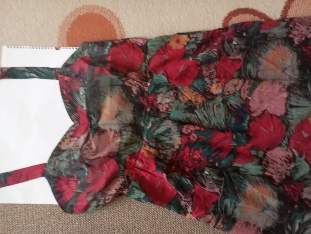 Rochie de vară, vaporoasă și foarte veselă prin coloritul viu.