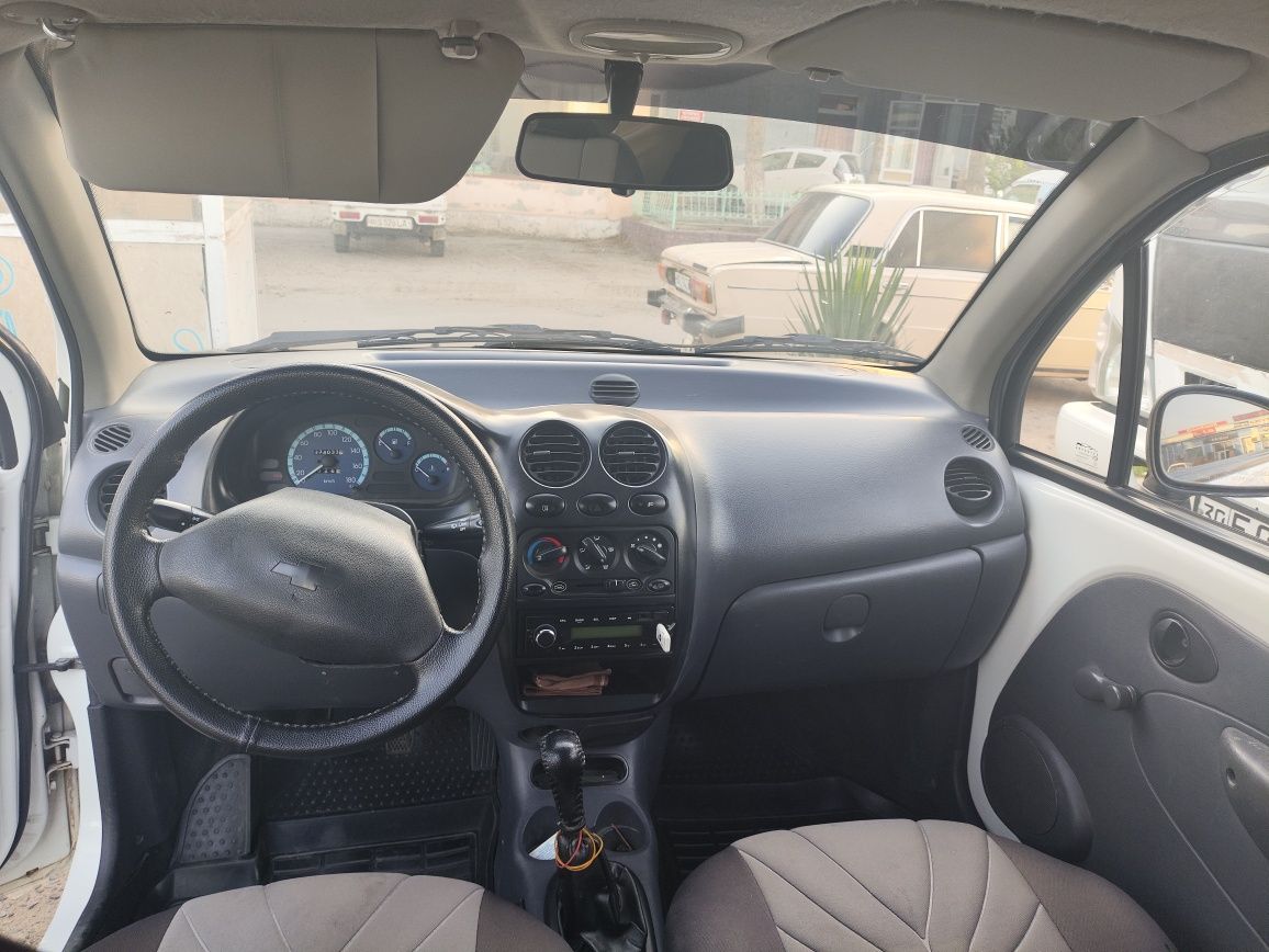 Oq matiz sotiladi