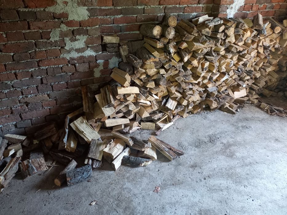 Около 4 кубика нацепени домашно сечени дърва